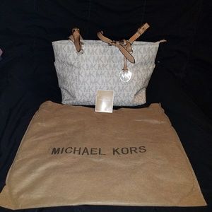 Michael Kors Vanilla Jet Set Handbag
